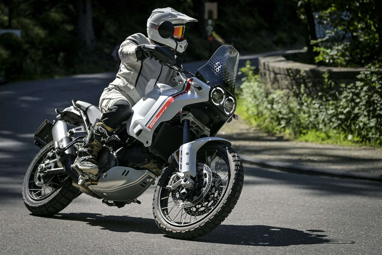 2022_Ducati_DesertX_01