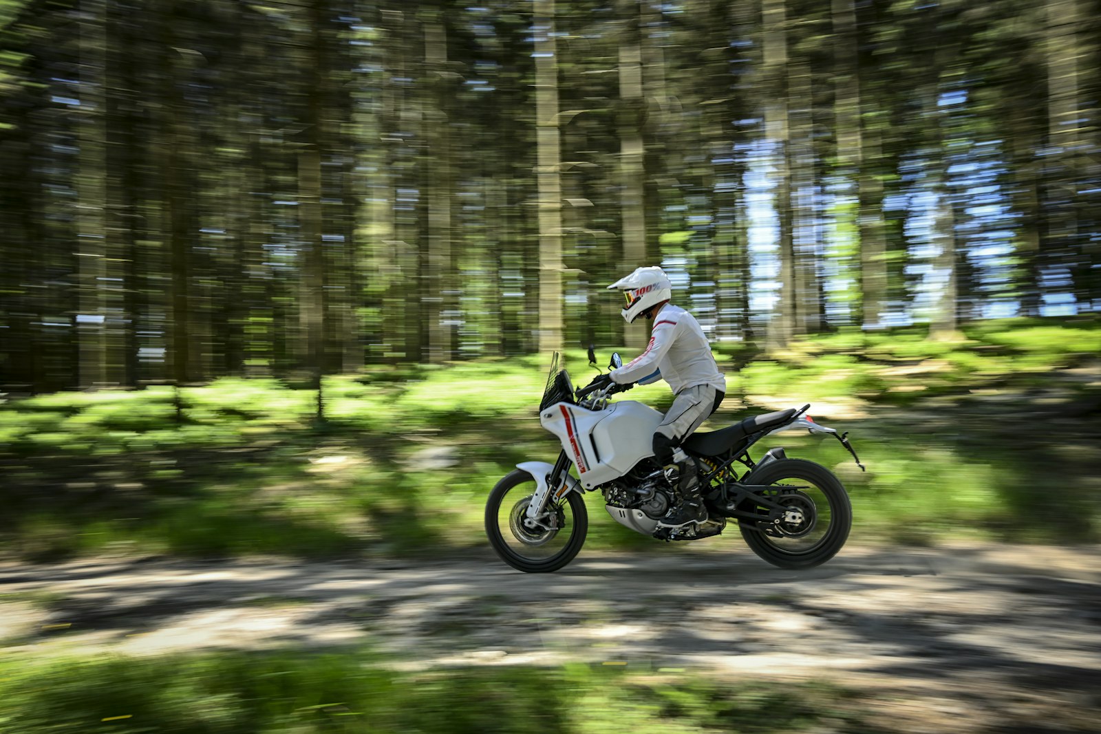 2022_Ducati_DesertX_01