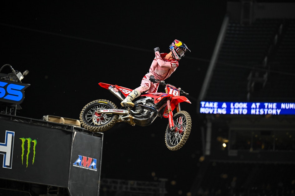 Video 2023 AMA Supercross Denver Motoren En Toerisme video-2023-ama-supercross-denver-motoren-en-toerisme